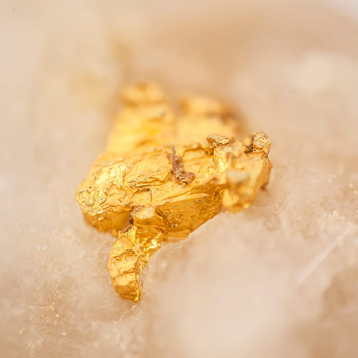 Ouro em caixa de coleção 4x4 cm 